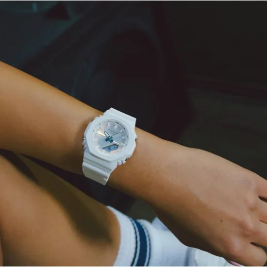 Casio G-SHOCK Damenuhr analog digital weiss mit Resinband GMA-P2100PC-7AER