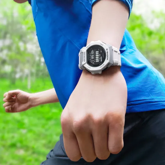 Casio G-Shock Digitaluhr mit Bluetooth Resinband weiß grau GBD-300-7ER