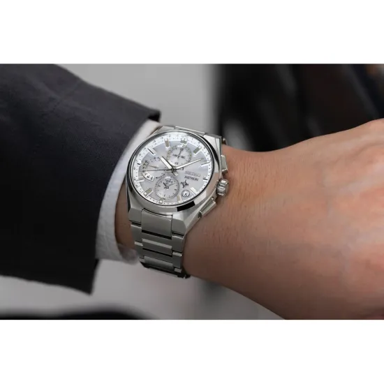 Seiko ASTRON GPS Solar Dual Time Chronograph Titan silberfarben SSH159J1